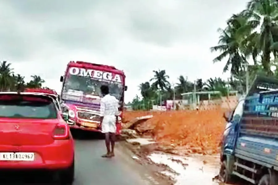 ട്രാഫിക് ഒഴിവാക്കാന് വണ്വേ തെറ്റിച്ചു; ബസ്ഡ്രൈവറുടെ ലൈസന്സ് തെറിച്ചു, ഇനി സുരക്ഷ ക്ലാസ്