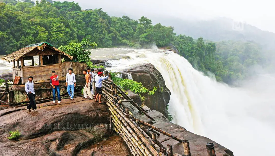 പെരിങ്ങല്ക്കൂത്ത് ഡാമിന്റെ രണ്ട് ഷട്ടറുകള് തുറന്നതോടെ നിറഞ്ഞൊഴുകുന്ന അതിരപ്പിള്ളി വെള്ളച്ചാട്ടം | ഫോട്ടോ ജെ. ഫിലിപ്പ്