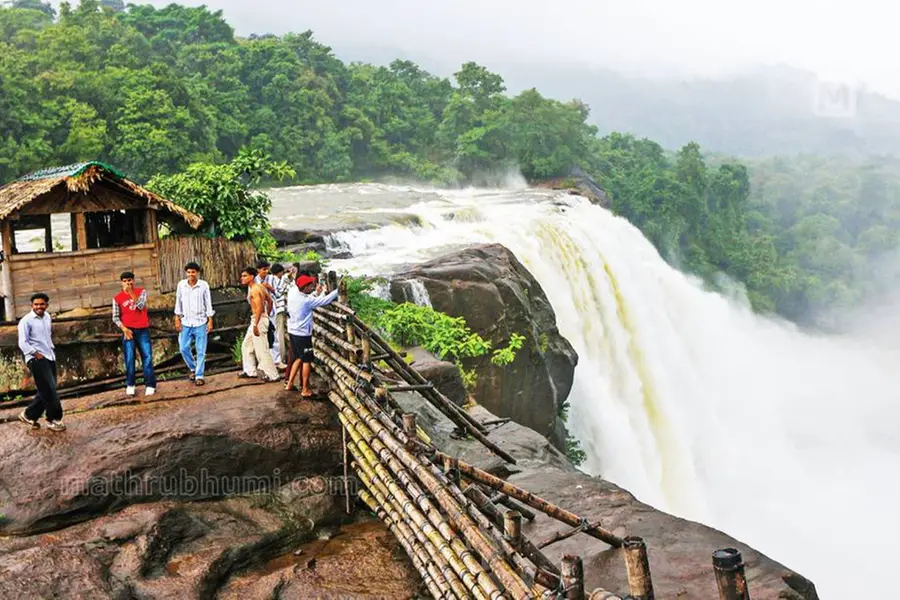 മഴ പെയ്തിറങ്ങി,ഡാമുകള് തുറന്നു; നിറഞ്ഞ് പതഞ്ഞൊഴുകി 'കേരളത്തിന്റെ നയാഗ്ര' | ചിത്രങ്ങള് കാണാം