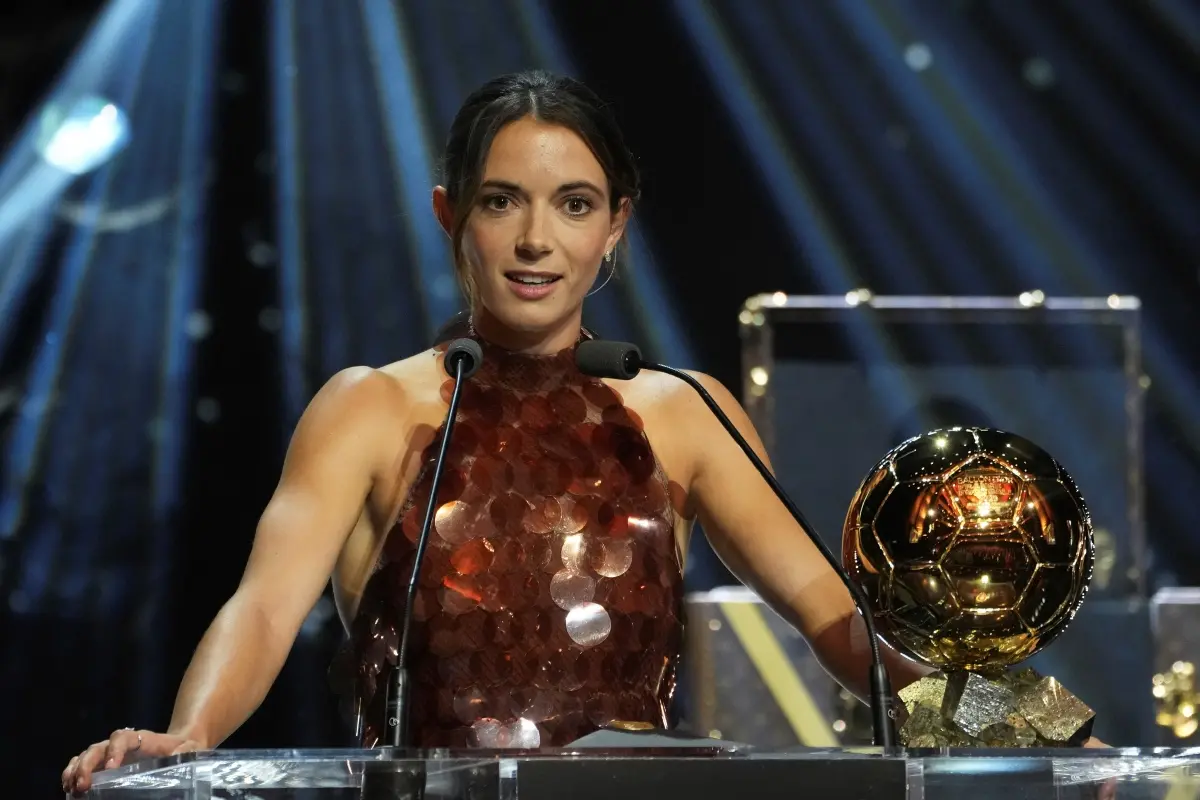 Barcelona's Aitana Bonmatí receives the 2025 Women's Ballon d'Or during the 69th Ballon d'Or awards ceremony at the Theatre du Chatelet in Paris. | Photo: AP