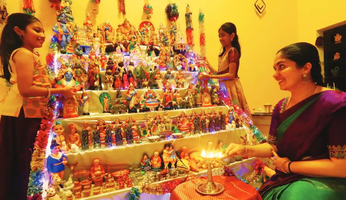 നവരാത്രി ആഘോഷത്തിന്റെ ഭാഗമായി പാലക്കാട്ടെ അഗ്രഹാരങ്ങളില് ബൊമ്മക്കൊലു ഒരുക്കിത്തുടങ്ങി. പാലക്കാട് കല്പാത്തി അഗ്രഹാരത്തില് ബൊമ്മക്കൊലു ഒരുക്കുന്നവര് | ഫോട്ടോ: അരുണ് കൃഷ്ണന്കുട്ടി