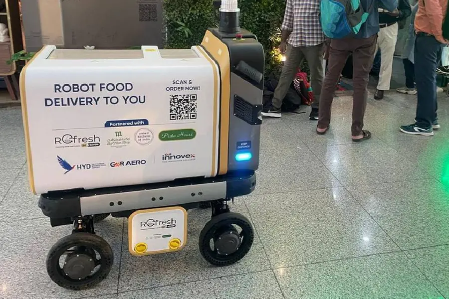 ഭക്ഷണമെത്തിക്കുക AI റോബോട്ട്; പുതിയ മാറ്റവുമായി ഹൈദരാബാദ് വിമാനത്താവളം