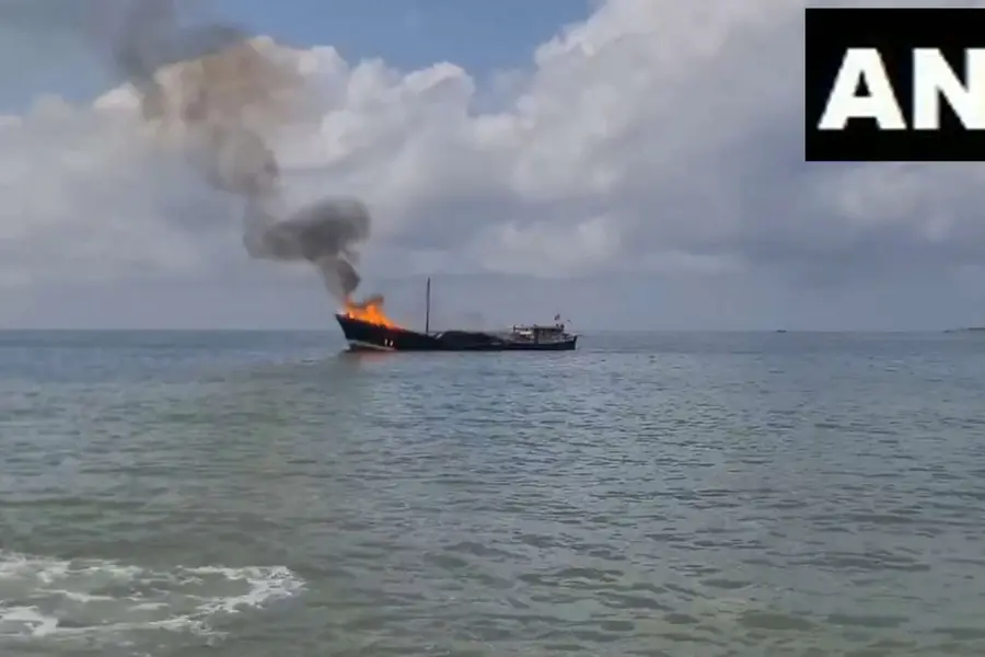 ഗുജറാത്ത് തീരത്ത് കപ്പലിന് തീപ്പിടിച്ചു; കപ്പലിൽ സൊമാലിയയിലേക്കുള്ള അരിയും പഞ്ചസാരയും
