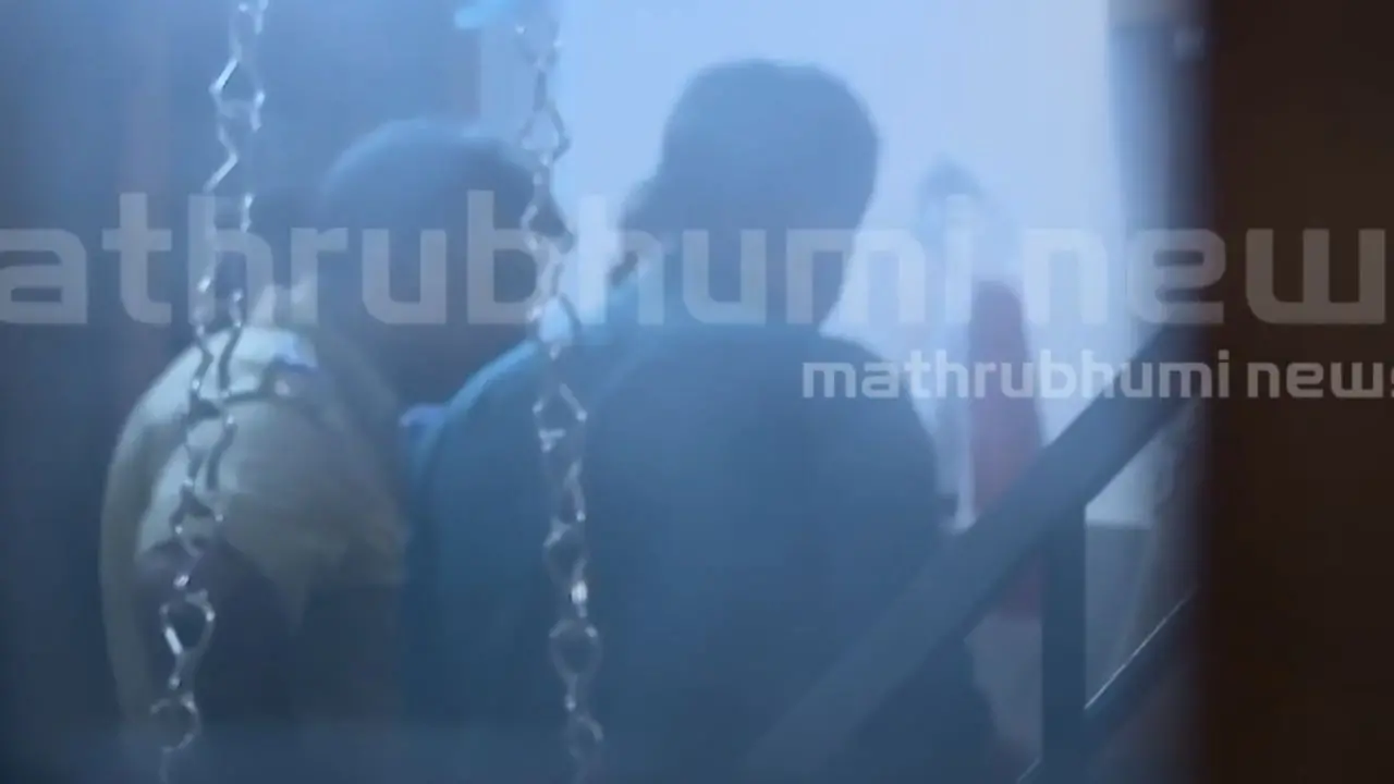 കെ.എം. ഷാജഹാന്റെ വീട്ടിൽ പോലീസിന്റെ റെയ്ഡ് പുരോഗമിക്കുന്നു (Image: mbtv screengrab)