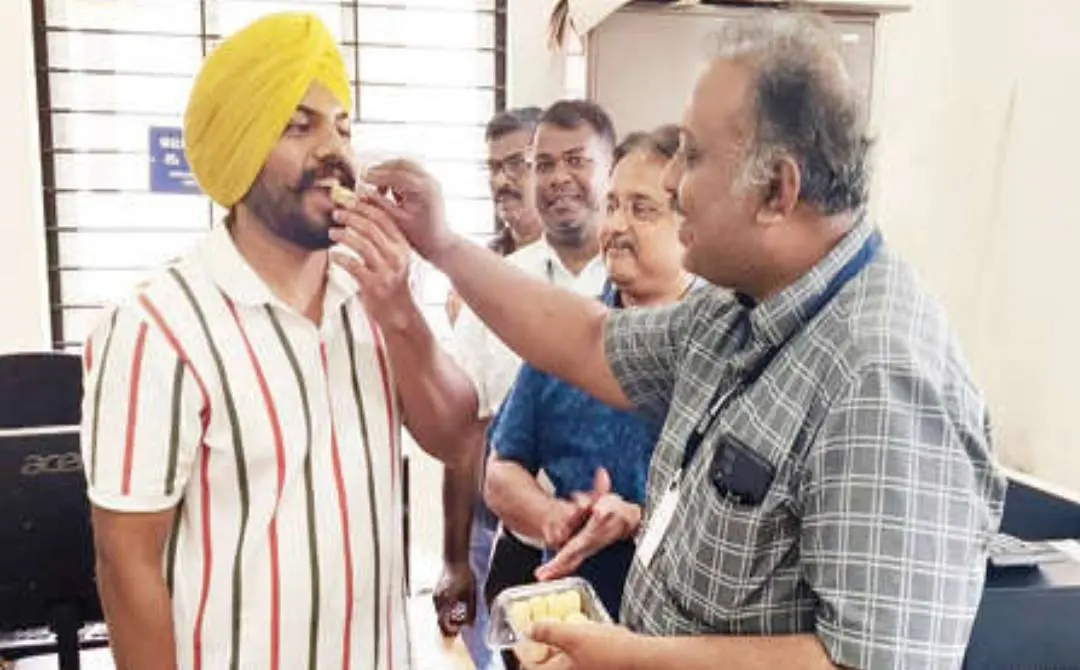കാസർകോട് ഗവ. മെഡിക്കൽ കോളേജിലെ ആദ്യ വിദ്യാർഥി രാജസ്ഥാനിലെ അൽവാറിൽനിന്നുള്ള ഗുർവീന്ദർ സിങ്ങിനെ പ്രിൻസിപ്പലിന്റെ ചുമതല വഹിക്കുന്ന ഡോ. സന്തോഷ് കുമാറിന്റെ നേതൃത്വത്തിൽ മധുരം നൽകി സ്വീകരിക്കുന്നു