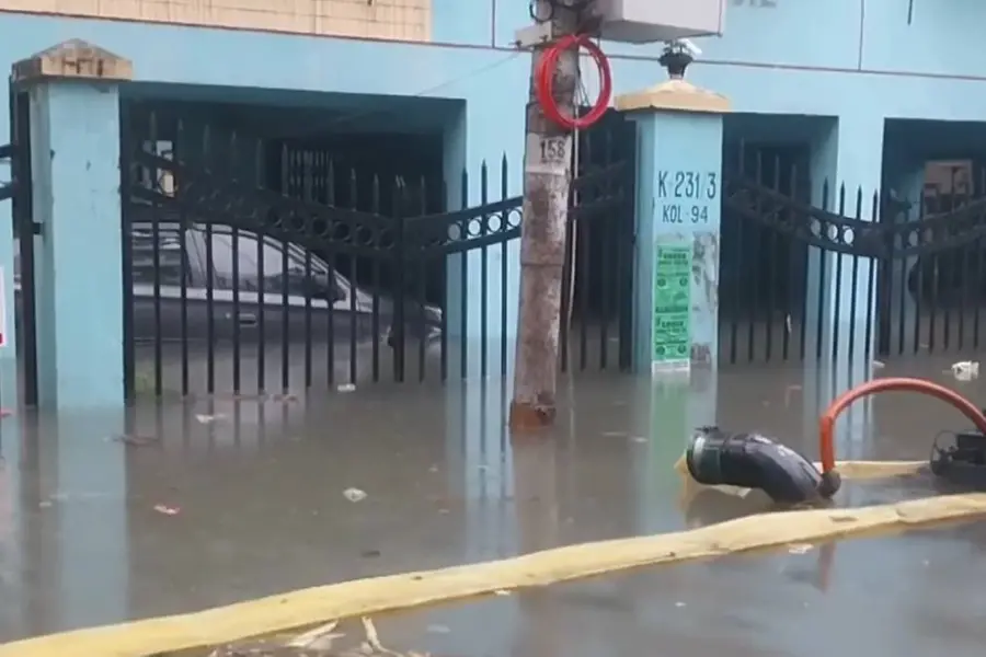 ദുരിതംവിതച്ച് കൊല്ക്കത്തയിൽ കനത്തമഴ, നഗരം വെള്ളക്കെട്ടിൽ; അപകടങ്ങളിൽ നാല് മരണം
