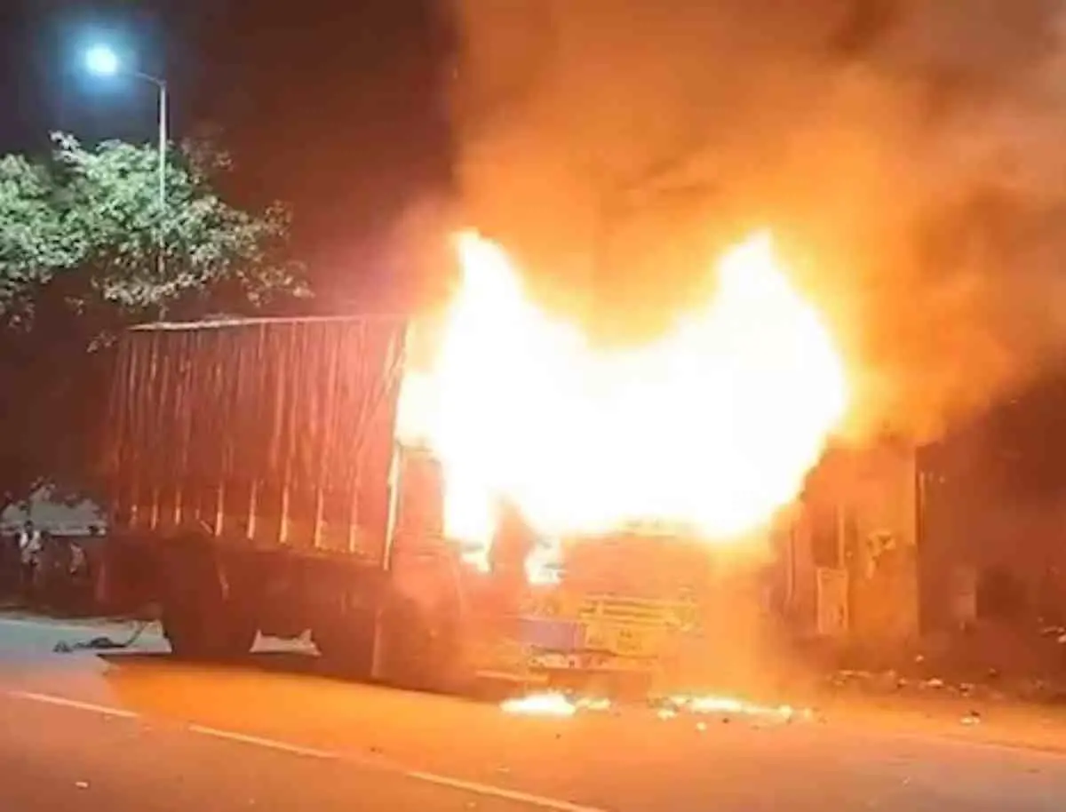 തീയിട്ട ട്രക്ക്