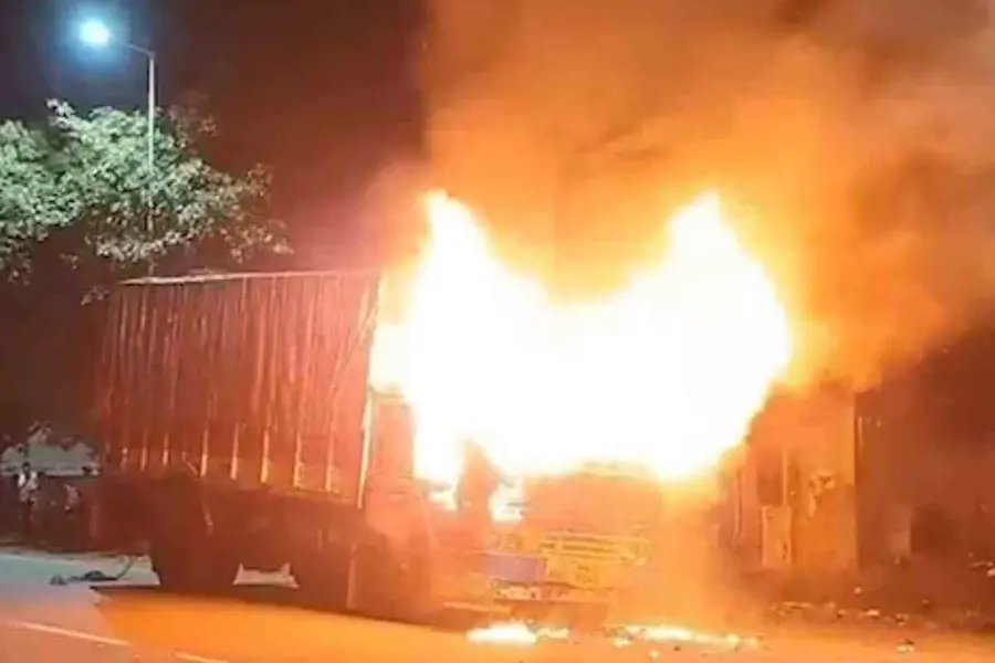 ഗോമാംസം കടത്തിയെന്നാരോപിച്ച് ട്രക്കിന് തീയിട്ടു; കര്‍ണാടകയിലെ ബെലഗാവിയില്‍ സംഘര്‍ഷം