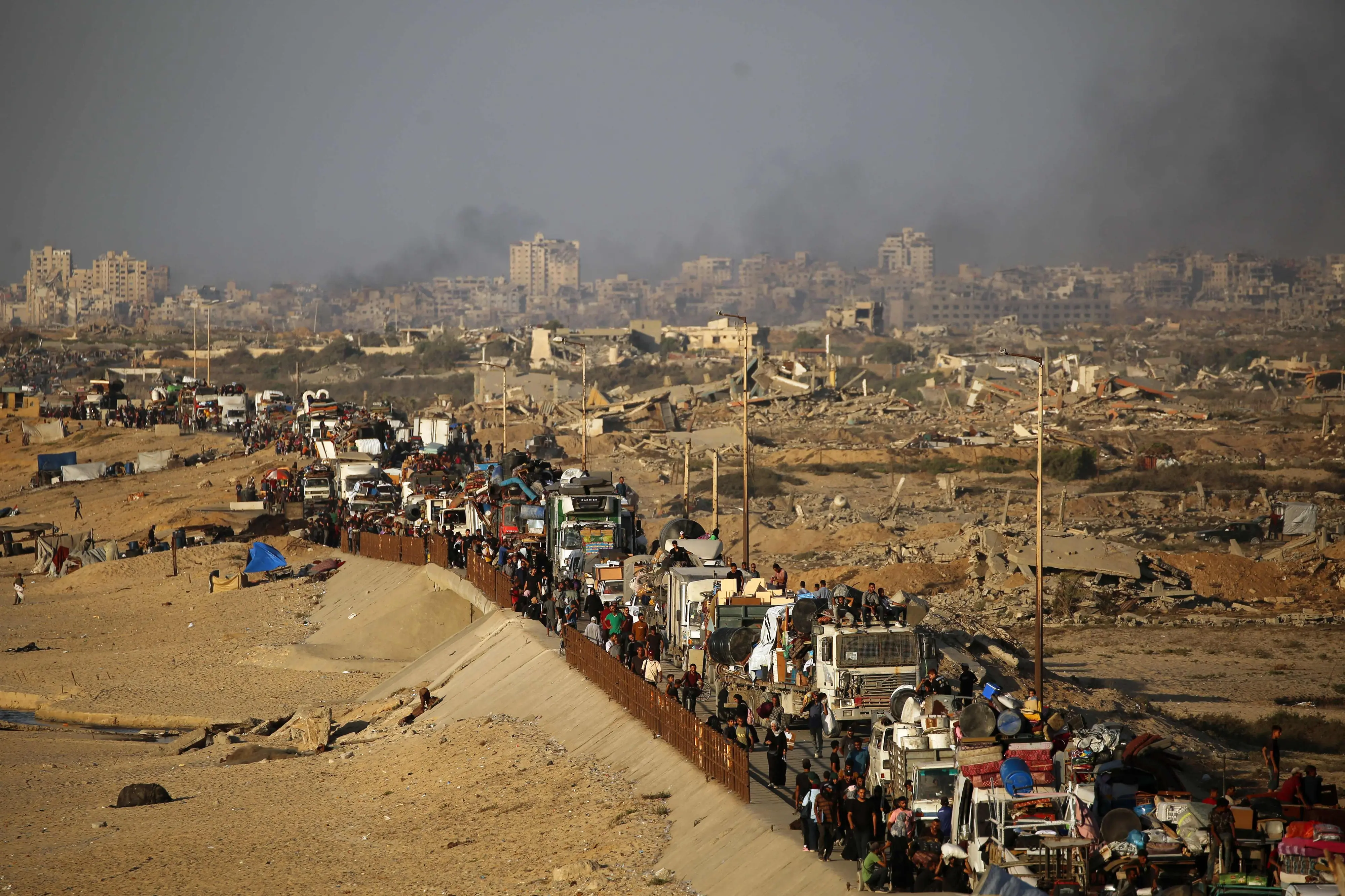 Displaced Palestinians move with their belongings southwards on a road in the Nuseirat refugee camp area in the central Gaza Strip, as Israel presses its ground offensive to capture Gaza City amidst the war against Hamas | Photo: AFP
