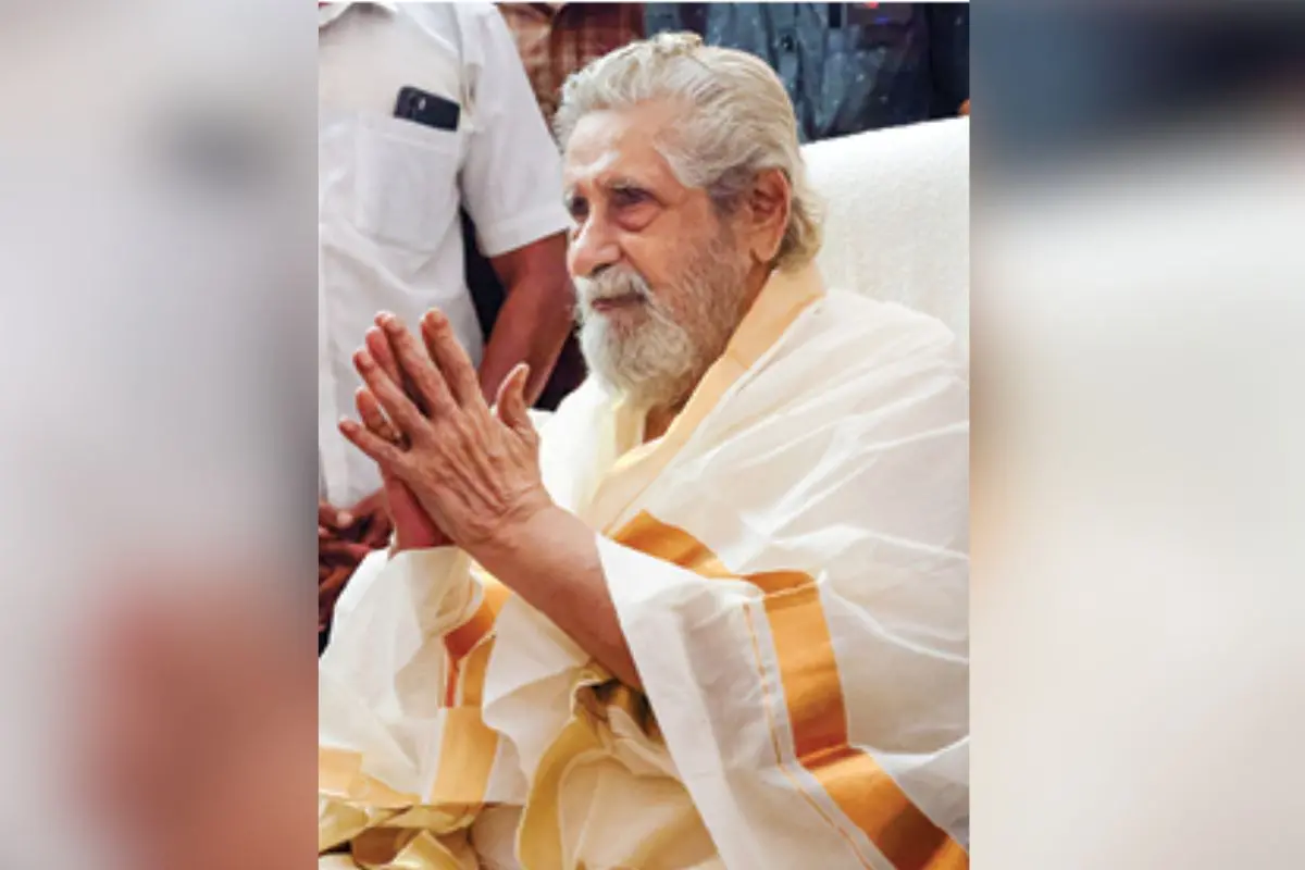 Madhu thanking all who came to wish him personally on his 92nd birthday at his residence in Thiruvananthapuram | Photo: Mathrubhumi
