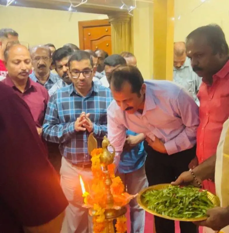 ഗുരുദേവ സോഷ്യല് സൊസൈറ്റി നവരാത്രി ചടങ്ങുകളുടെ ഉദ്ഘാടന കര്മം ഇന്ത്യൻ ക്ലബ് പ്രസിഡന്റ് ജോസഫ് ജോയി നിര്വഹിക്കുന്നു.
