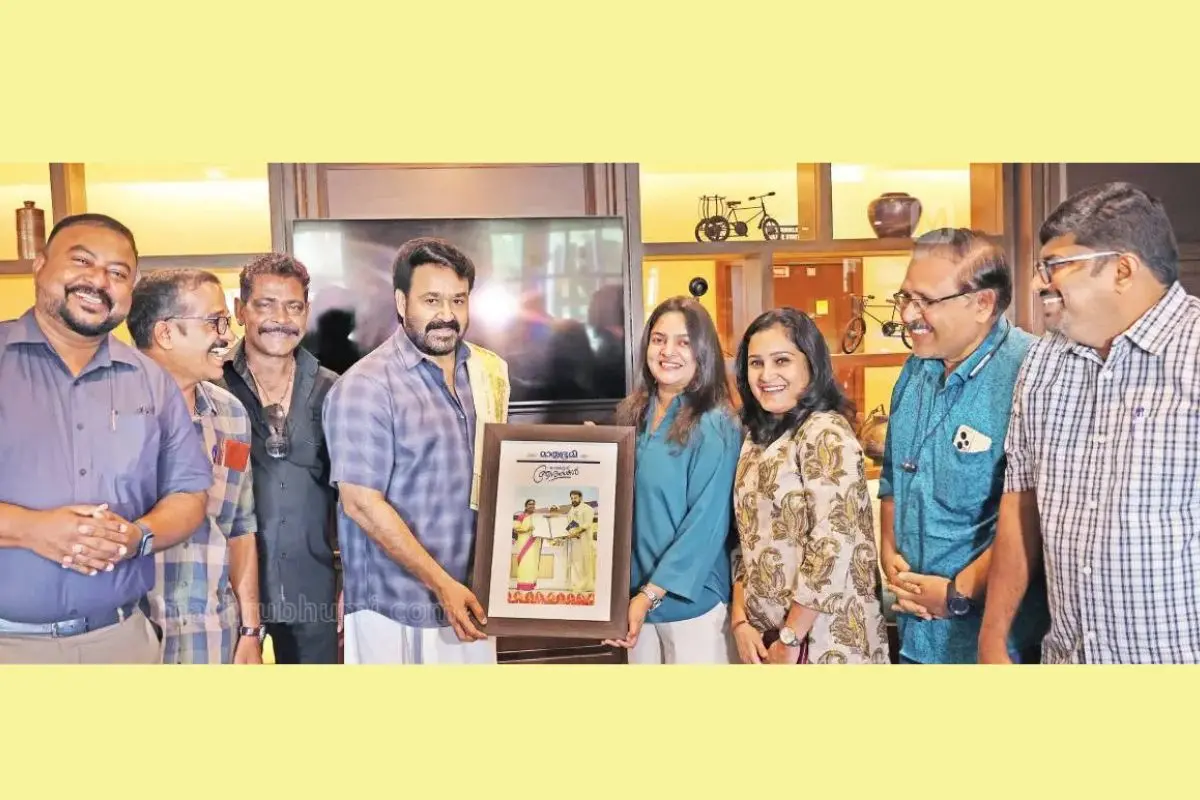 MS Devika, along with Mathrubhumi staffs, presents a framed photograph of Mohanlal receiving the Dadasaheb Phalke Award from President Draupadi Murmu | Photo: Mathrubhumi