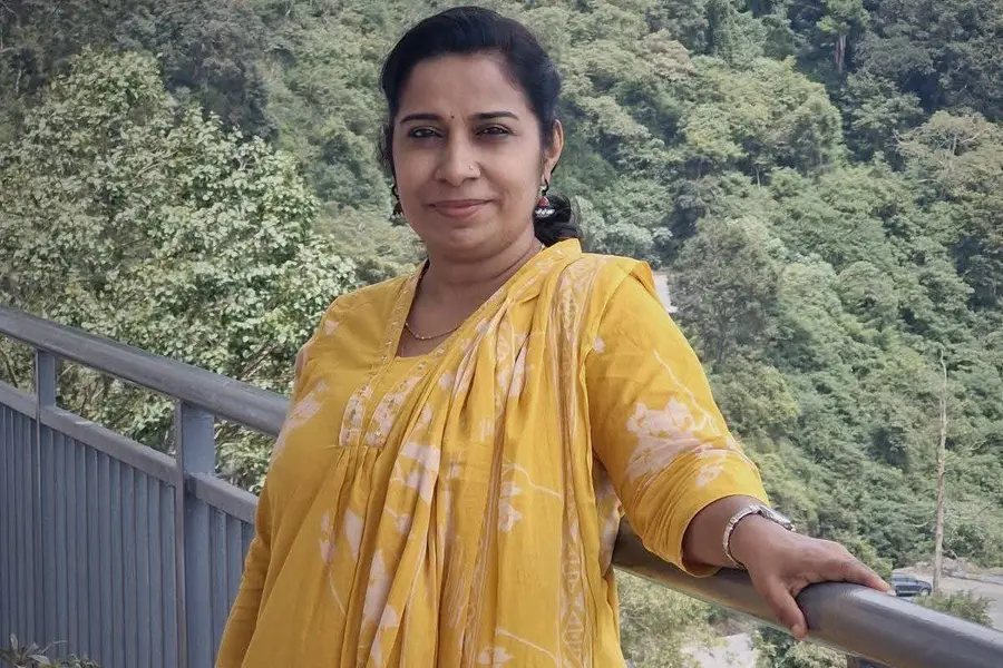 കൊടുങ്കാറ്റു പോലെ അമുദ അകത്തേയ്ക്കുവന്നു, അവള് മെഴുകുതിരി തട്ടിമറിച്ചു