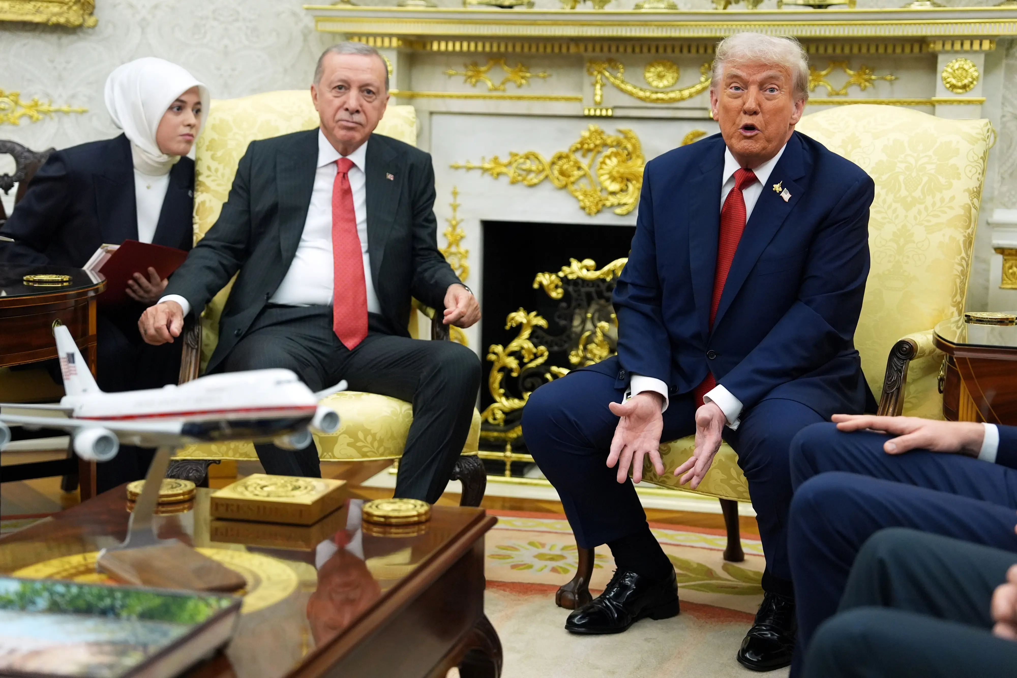 President Donald Trump, right, speaks during a meeting with Turkish President Recep Tayyip Erdogan in the Oval Office | Photo: AP