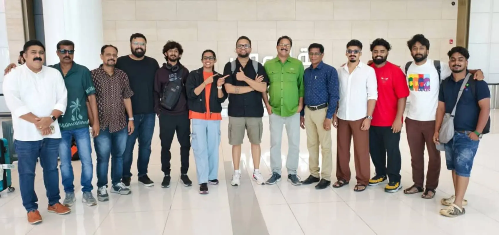 ആര്യ ദയാലും സച്ചിൻ വാര്യരും ബഹ്റൈനില്‍ കേരളീയ സമാജം ഭാരവാഹികൾക്കൊപ്പം