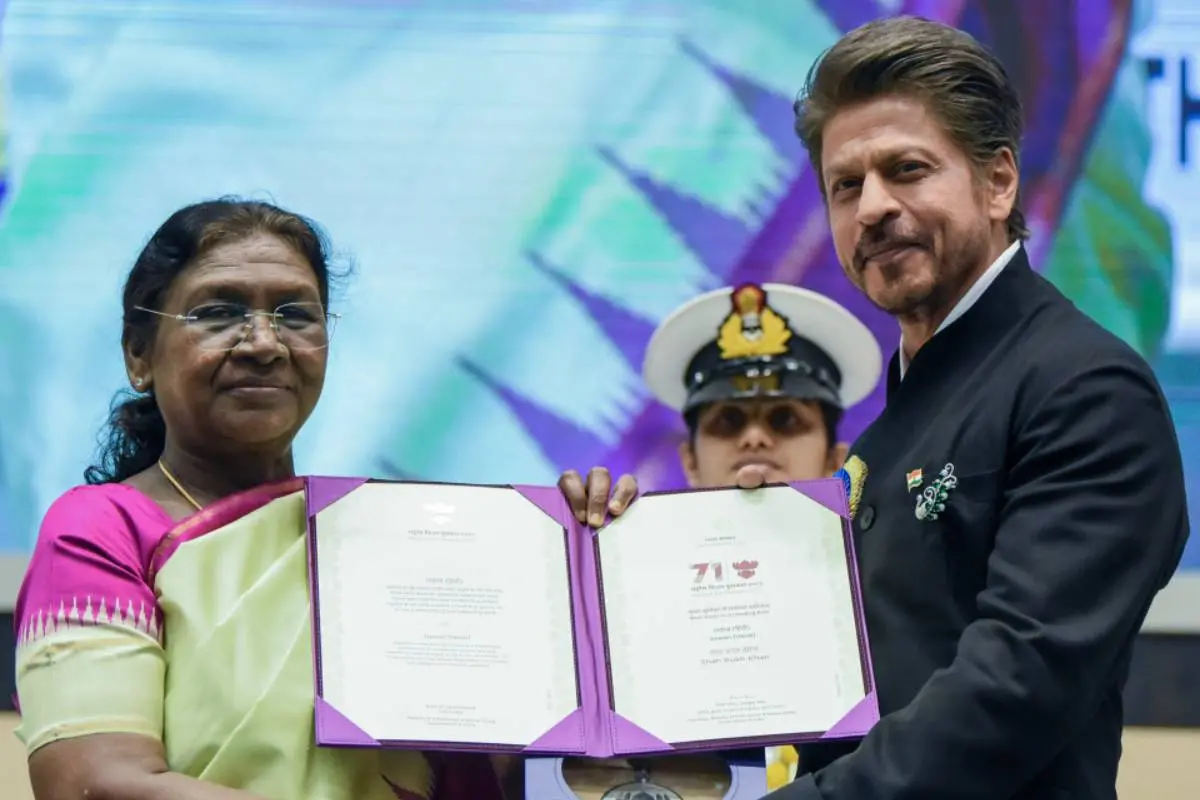 ഷാരൂഖ് ഖാൻ രാഷ്ട്രപതിയില്നിന്ന് 71-ാം ദേശീയചലച്ചിത്ര പുരസ്കാരം ഏറ്റുവാങ്ങുന്നു | Photo: ANI