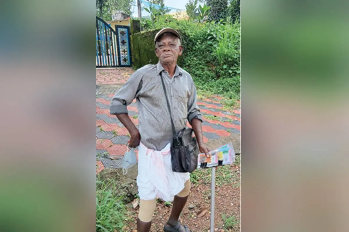 തട്ടിപ്പിന് ഇരയായ സുരേന്ദ്രൻ വഴിയോരത്ത് ലോട്ടറി കച്ചവടം നടത്തുന്നു