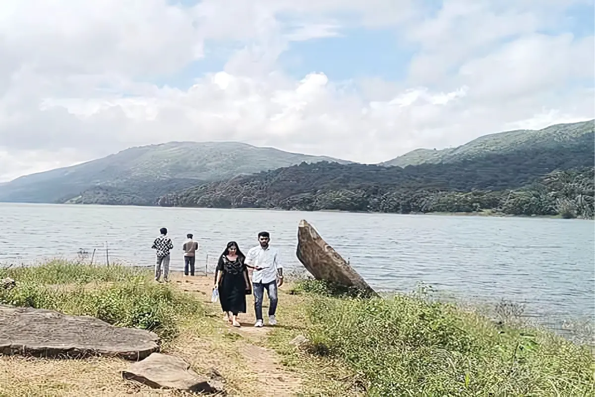 അഞ്ചുരുളി മുനമ്പിലെത്തിയ സഞ്ചാരികൾ