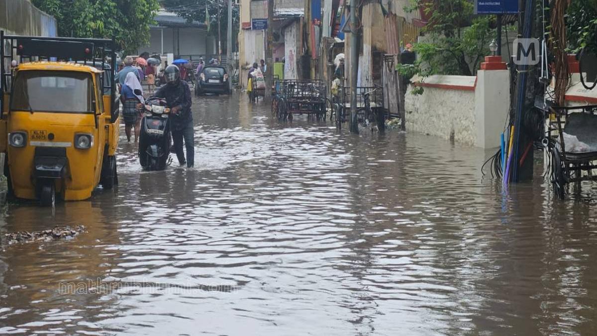 Heavy rain submerges Thiruvananthapuram; Educational institutions shut; Orange alert in multiple districts