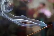 ചന്ദനത്തിരിയിൽ നിന്നുള്ള പുക ശ്വാസകോശപ്രശ്നങ്ങൾക്ക് കാരണമാകുമോ? കരുതൽ വേണമെന്ന് ഡോക്ടർ