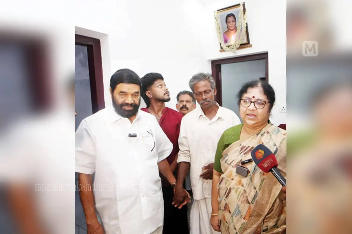 അമ്മയില്ലാത്ത വീട്... കോട്ടയം മെഡിക്കല്‍ കോളേജ് ആശുപത്രി കെട്ടിടം തകര്‍ന്നുവീണ് മരിച്ച, തലയോലപ്പറമ്പ് മേപ്പത്തുകുന്നേല്‍ ഡി.ബിന്ദുവിന്റെ കുടുംബത്തിന് സര്‍ക്കാര്‍ പുതുക്കിപ്പണിതുനല്‍കിയ വീടിന്റെ താക്കോല്‍ദാനം നിര്‍വഹിക്കാൻ മന്ത്രി ആര്‍.ബിന്ദു എത്തിയപ്പോൾ. അമ്മ ബിന്ദുവിന്റെ ഫോട്ടോയിലേക്ക് നോക്കുന്ന മകൻ നവനീത്, ബിന്ദുവിന്റെ ഭര്‍ത്താവ് വിശ്രുതനെ ആശ്വസിപ്പിക്കുന്ന മന്ത്രി വി.എൻ. വാസവൻ എന്നിവര്‍ സമീപം
