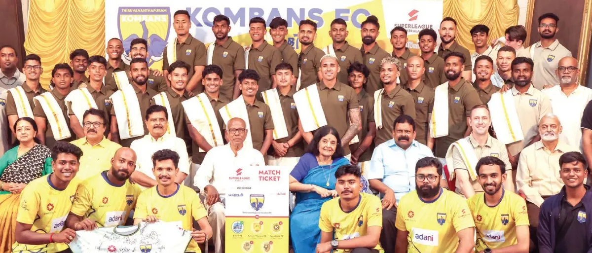 കേരള സൂപ്പർ ലീഗിന്റെ രണ്ടാംസീസണിനു മുന്നോടിയായി തിരുവനന്തപുരം കൊമ്പൻസിന്റെ ഹോം മത്സരങ്ങളുടെ ടിക്കറ്റ് വില്പനയുടെ ഔദ്യോഗിക ഉദ്ഘാടനം നിർവഹിച്ചശേഷം രാജകുടുംബാംഗം പൂയം തിരുനാൾ ഗൗരി പാർവതിഭായി ടീമിനൊപ്പം