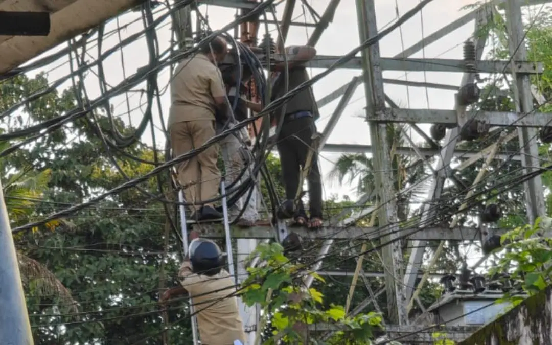 വൈദ്യുതാഘാതമേറ്റ തൊഴിലാളിയെ താഴെയിറക്കുന്നു