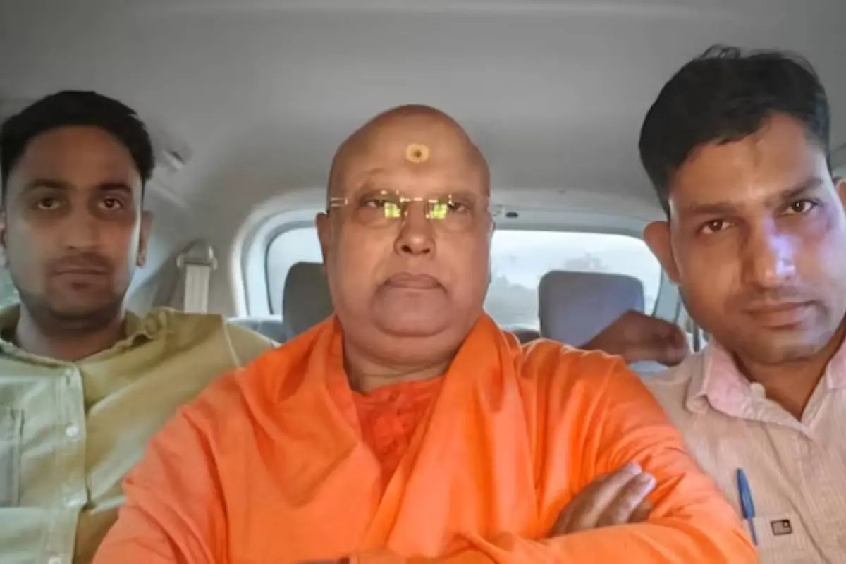 ചെെതന്യാനന്ദ സരസ്വതിയെ അറസ്റ്റ് ചെയ്തതിന് ശേഷം വാഹനത്തിൽ കൊണ്ടുപോകുന്നു| Photo: https://x.com/News9Tweets