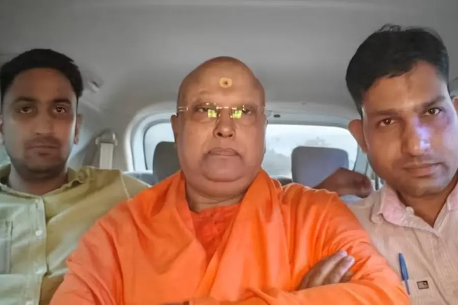 17 വിദ്യാര്ഥിനികളെ പീഡിപ്പിച്ചതിന് സ്വയം പ്രഖ്യാപിത ആള്ദൈവം ചൈതന്യാനന്ദ സരസ്വതി അറസ്റ്റില്