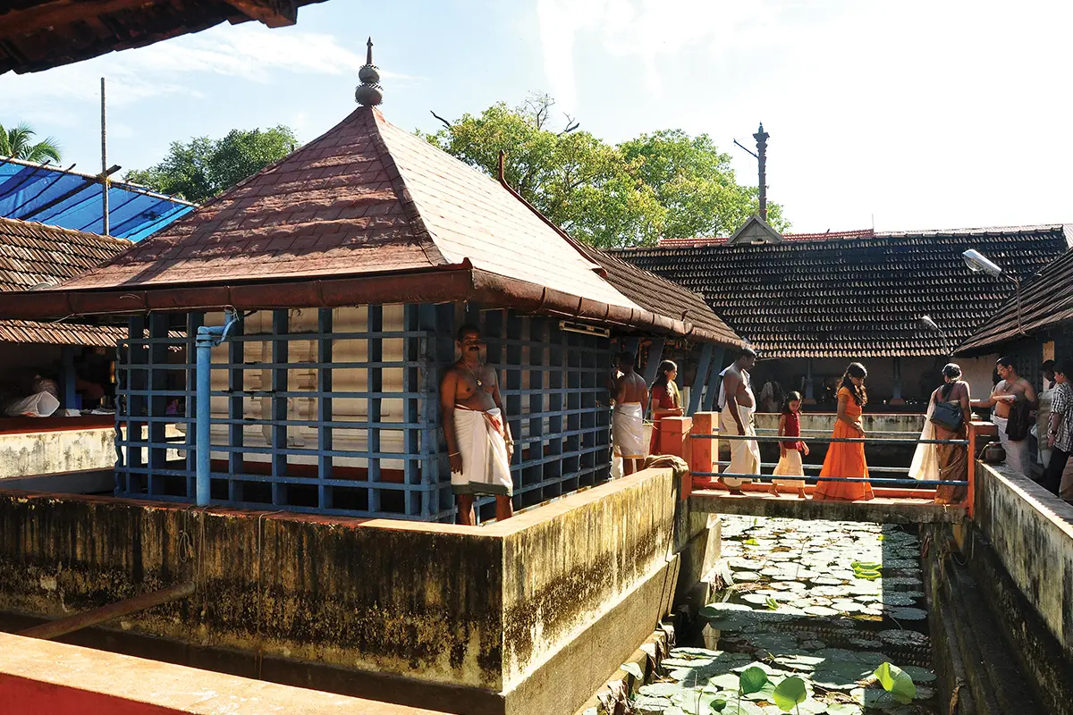 ദക്ഷിണ മൂകാംബികാ ക്ഷേത്രത്തിലെ ശ്രീകോവിലും താമരപ്പൊയ്കയും |ചിത്രം: മാതൃഭൂമി ആർക്കൈവ്സ്