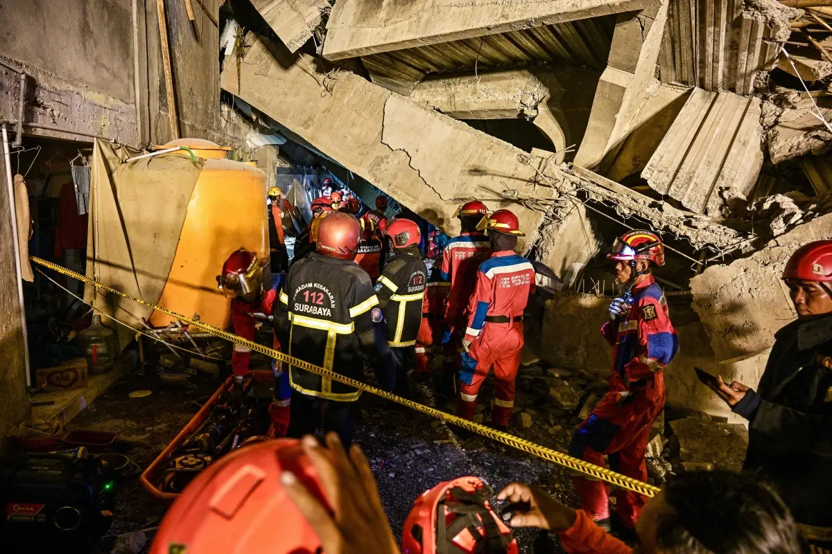 Rescue personnel search for survivors after a building collapsed at an Islamic boarding school in Sidoarjo | Photo: AFP