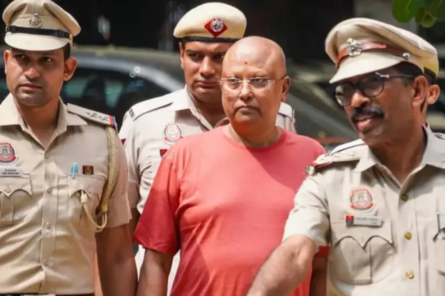 ചൈതന്യാനന്ദയുടെ ഫോണിൽ എയർ ഹോസ്റ്റസ് അടക്കമുള്ള സ്ത്രീകളുമായുള്ള ഫോട്ടോകൾ; കൂടുതൽ വിവരങ്ങൾ പുറത്ത്