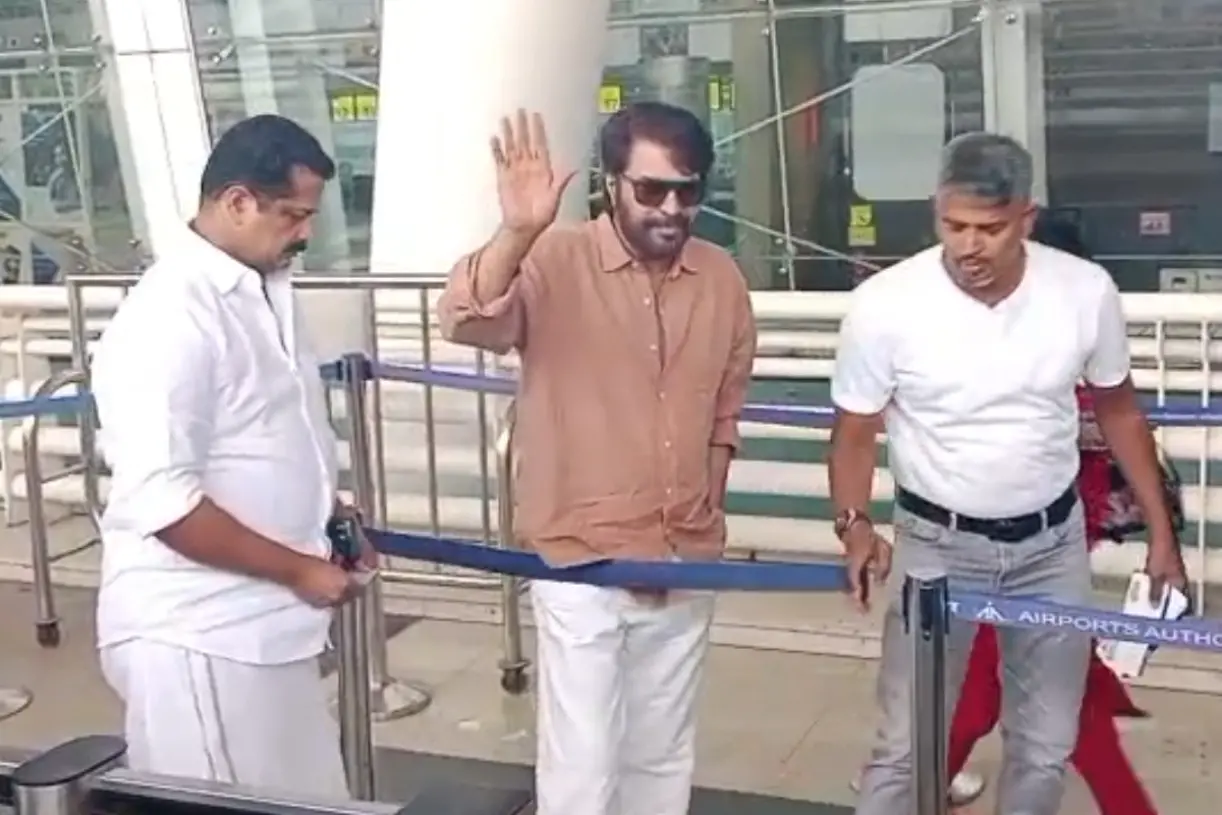 ഷൂട്ടിങ്ങിനായി ഹൈദരാബാദിലേക്ക് പോകാൻ ചെന്നൈ വിമാനത്താവളത്തിലെത്തിയ മമ്മൂട്ടി ക്യാമറകൾ്കുനേരെ കൈവീശിക്കാണിക്കുന്നു