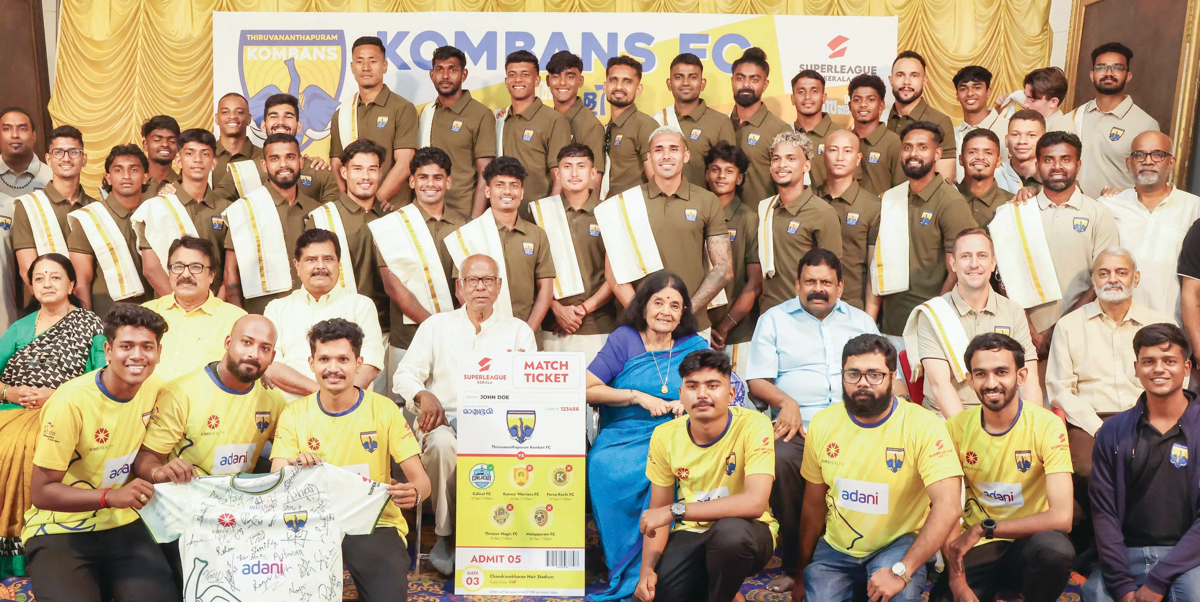 തിരുവനന്തപുരം കൊമ്പൻസ് ടീം തിരുവിതാംകൂർ രാജകുടുംബാംഗം പൂയ്യം തിരുന്നാൾ ഗൗരി പാർവ്വതിഭായിക്കൊപ്പം