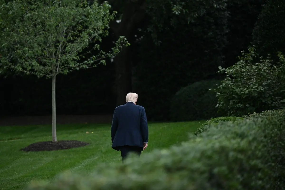US President Donald Trump walks to the Oval Office as he returns to the White House in Washington, DC, on September 30, 2025 (Photo: AP)