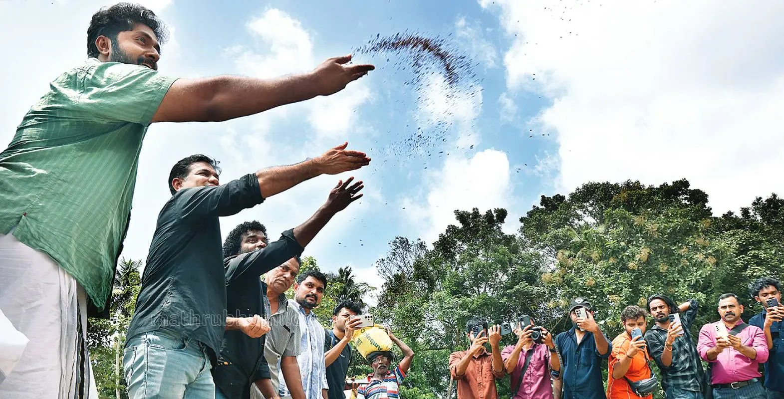 നടൻ ധ്യാൻ ശ്രീനിവാസൻ, ഹൈബി ഈഡൻ എംപി, നടൻ മണികണ്ഠൻ ആചാരി എന്നിവര് ചേര്ന്ന് വിത്ത് വിതയ്ക്കുന്നു| ഫോട്ടോ: എം.വി. സിനോജ്