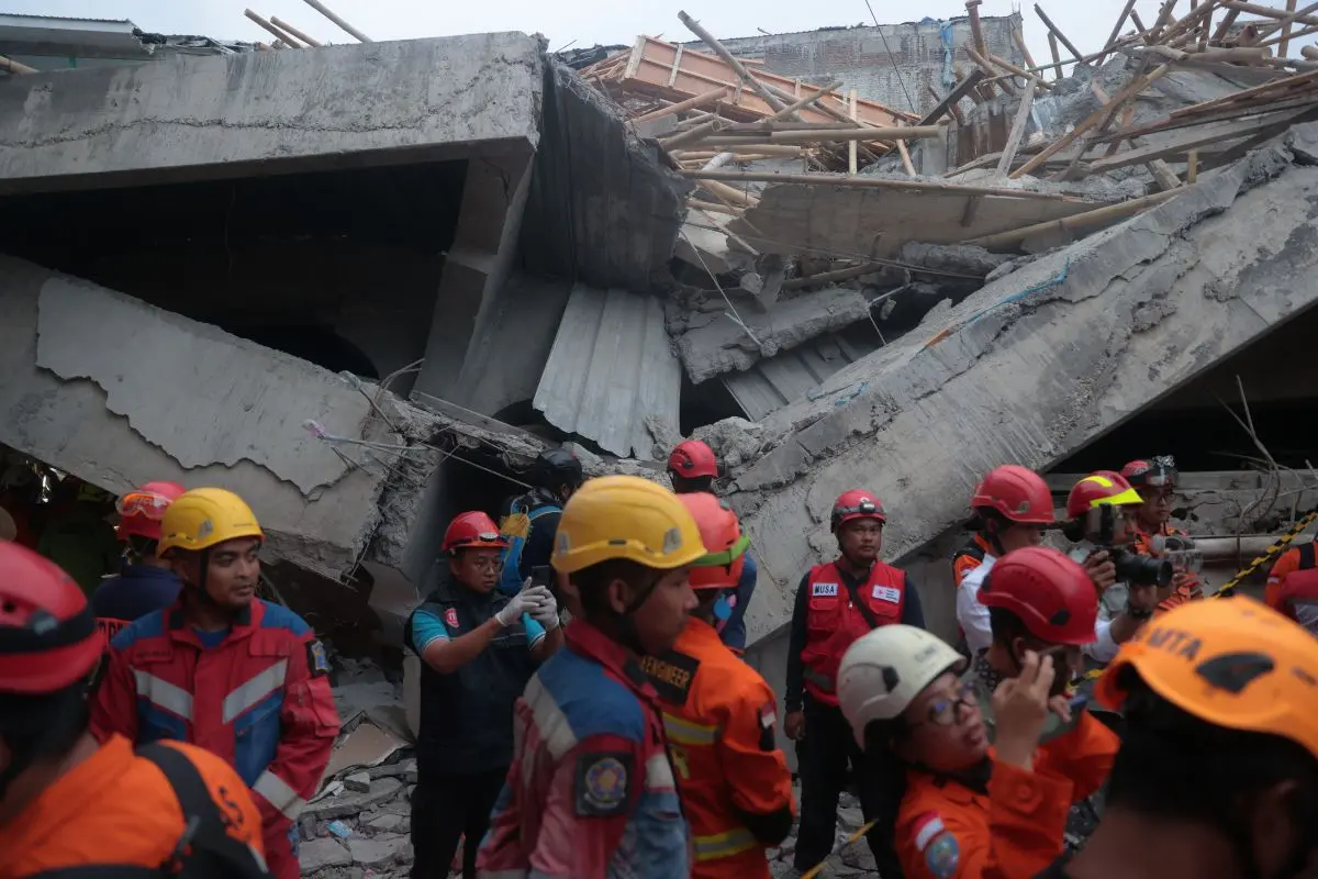 Rescuers search for victims at the site where a building under construction collapsed at an Islamic boarding school in Sidoarjo, East Java, Indonesia | Photo: AP