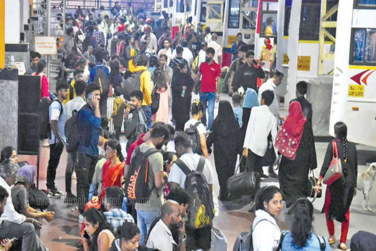 ചൊവ്വാഴ്ച വൈകീട്ട് പൂജാ അവധിയോടനുബന്ധിച്ച് നാട്ടിലേക്ക് പോകാനെത്തിയവരുടെ തിരക്കിലമർന്ന് മജസ്റ്റിക് ബസ് സ്റ്റാൻഡ്