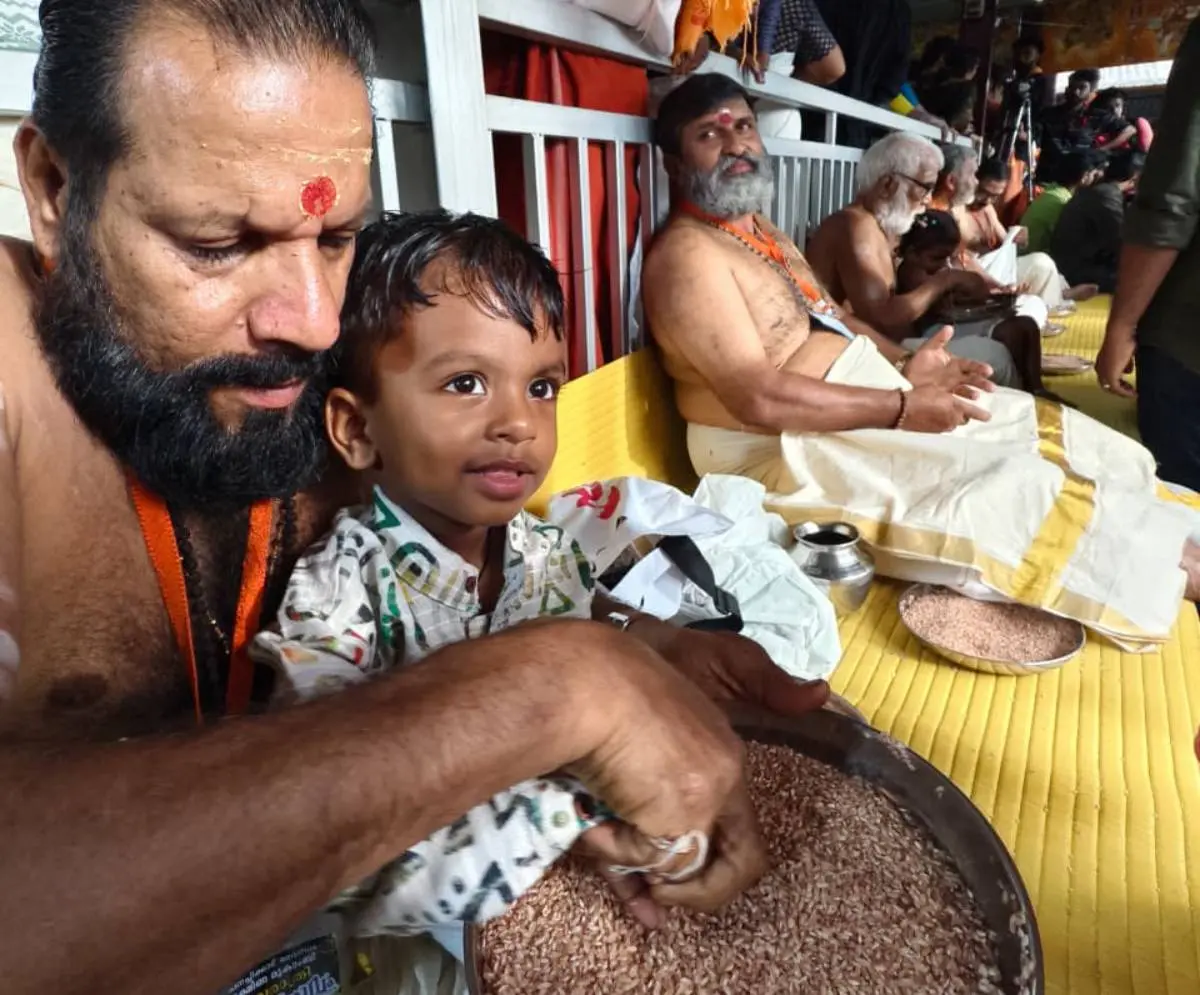 കോട്ടയം പനച്ചിക്കാട് ക്ഷേത്രത്തിൽ നടന്ന എഴുത്തിനിരുത്തൽ ചടങ്ങിൽനിന്ന് | ഫോട്ടോ: മാതൃഭൂമി