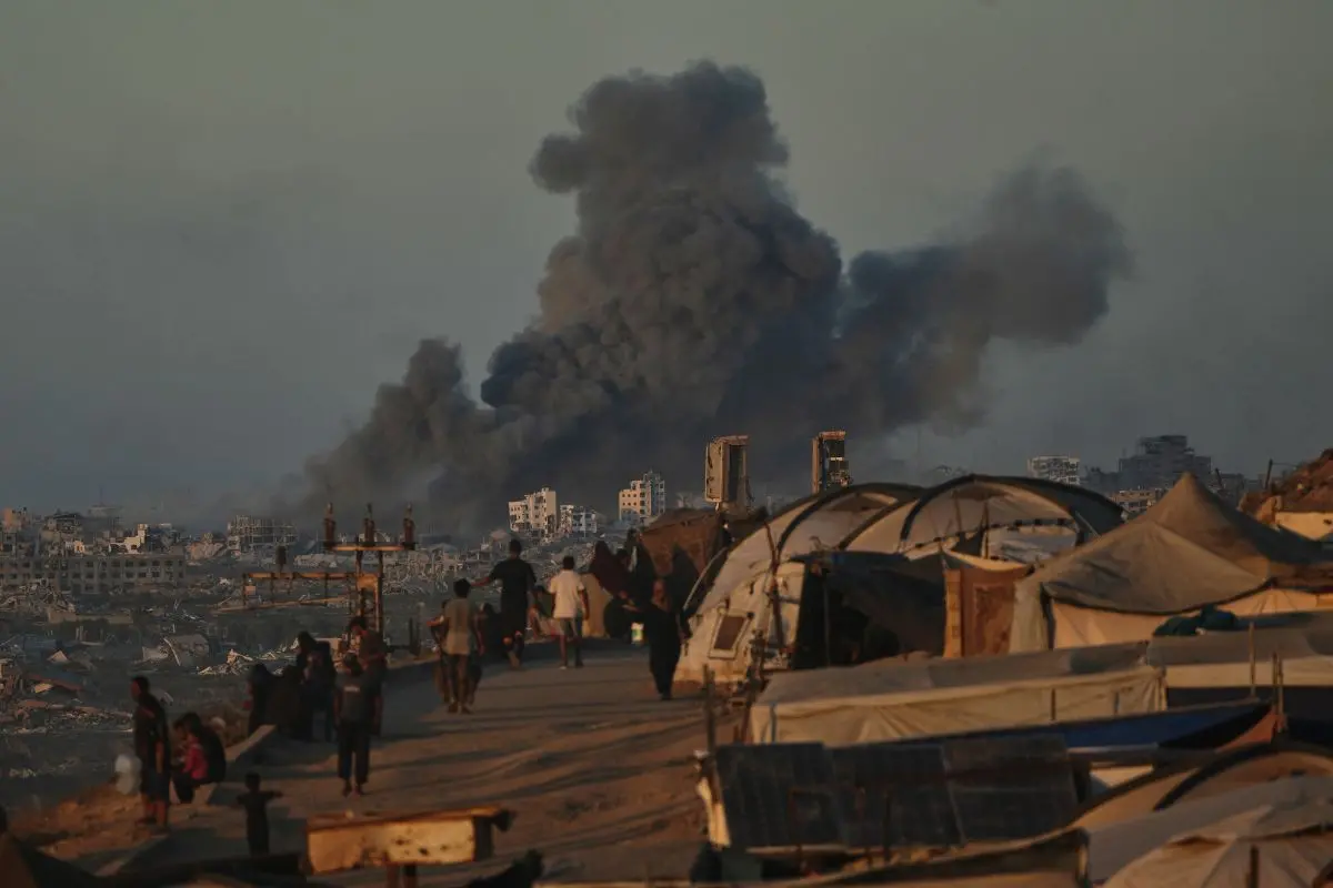 Smoke rises following an Israeli military strike in Gaza City, as seen from the central Gaza Strip, Wednesday, Oct, 1, 2025 (Photo: AP)