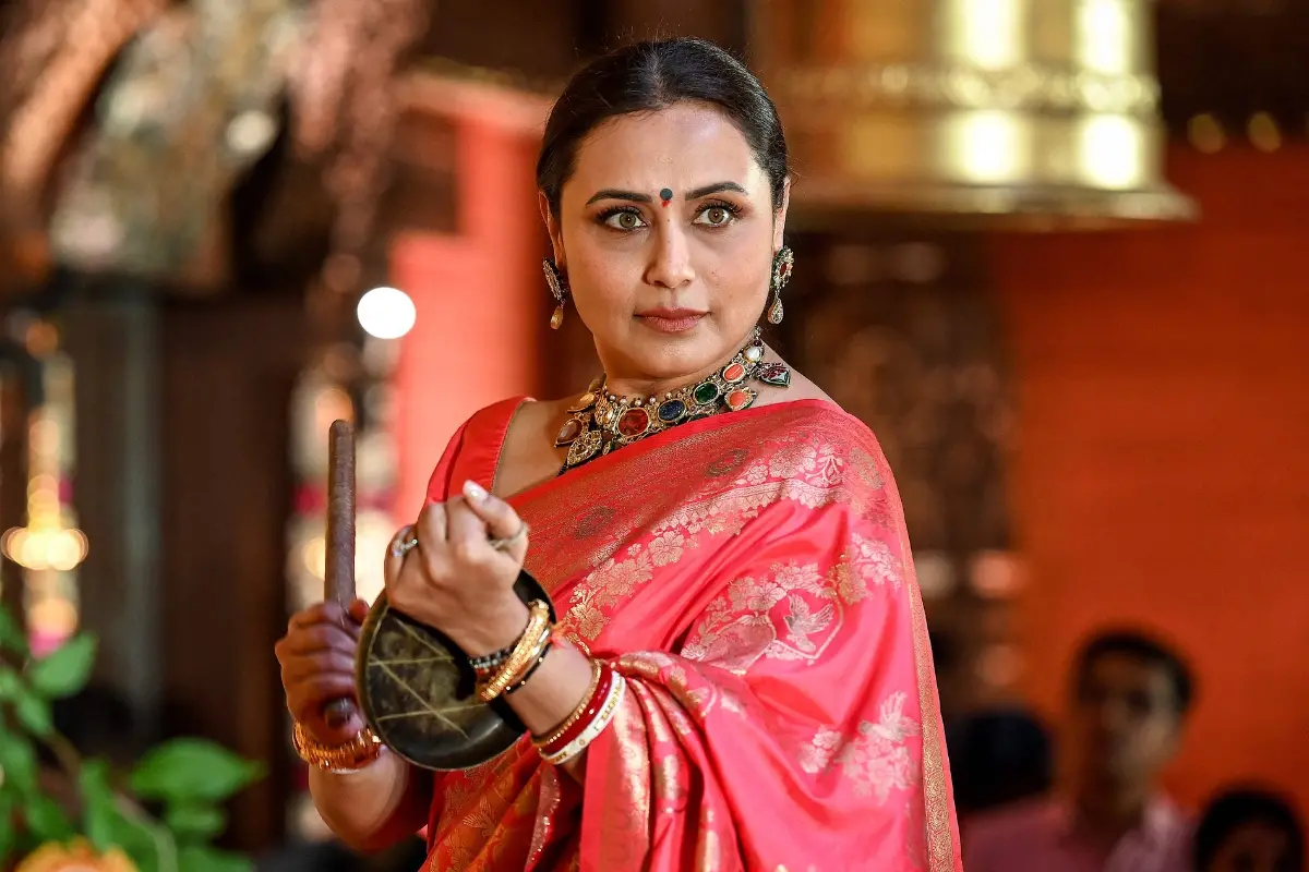 Bollywood actress Rani Mukerji takes part in celebrations on the occasion of the festival of Durga Puja in Mumbai. | Photo: AFP