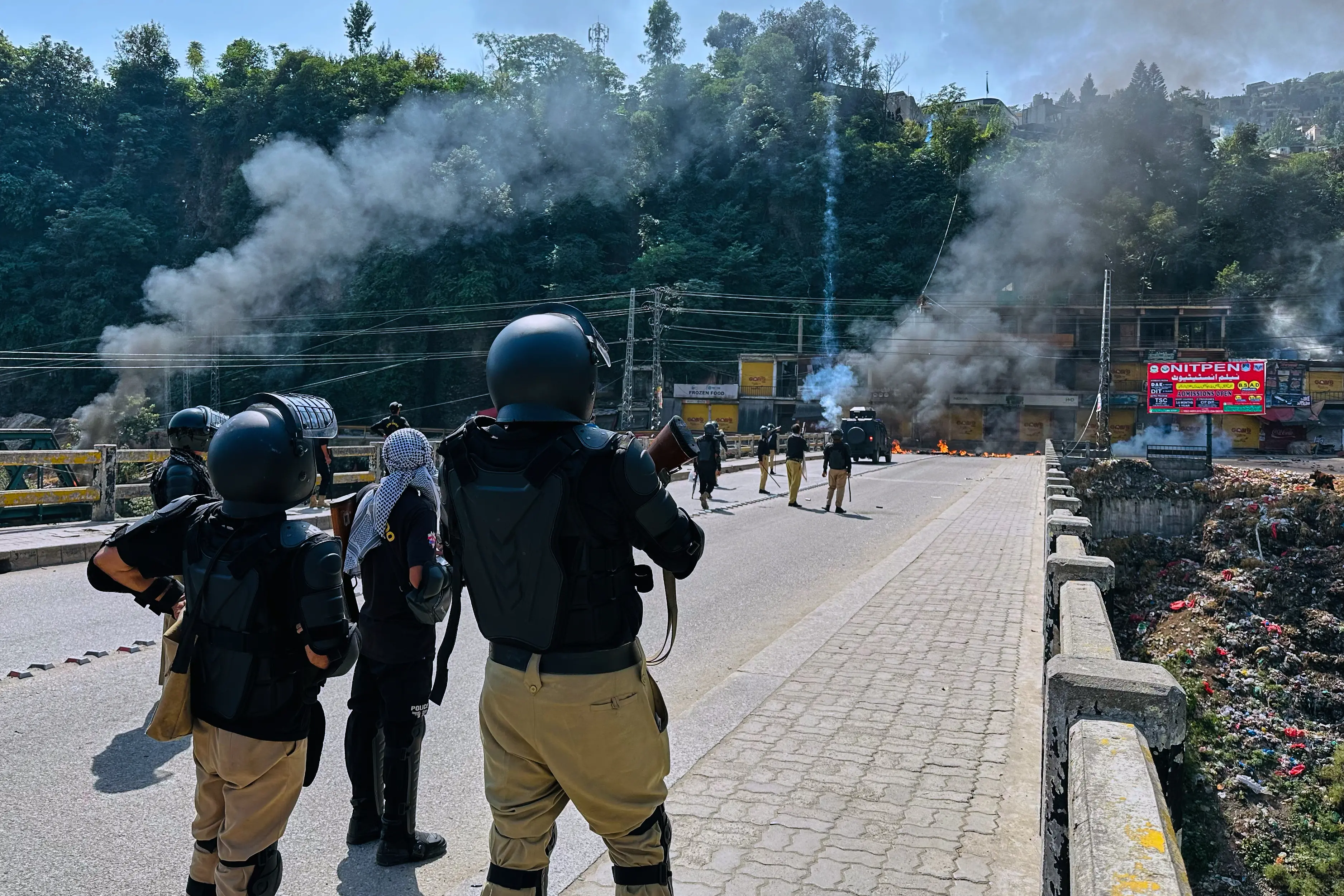 പാക് അധീന കശ്മീരില് പ്രതിഷേധര്ക്കാര്ക്കുനേരെ വെടിയുതിര്ക്കുന്ന പാക് സുരക്ഷാ ഉദ്യോഗസ്ഥര് |ഫോട്ടോ:AP
