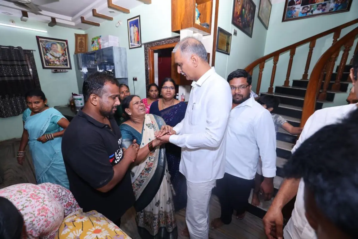Harish Rao Thanneeru visiting the family of the deceased (Photo: X)