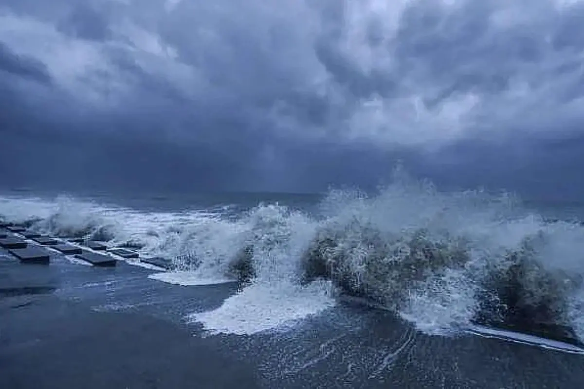Cyclone Shakthi intensifies over the Arabian Sea, whipping up rough seas and gusty winds along India's west coast. Photo: X