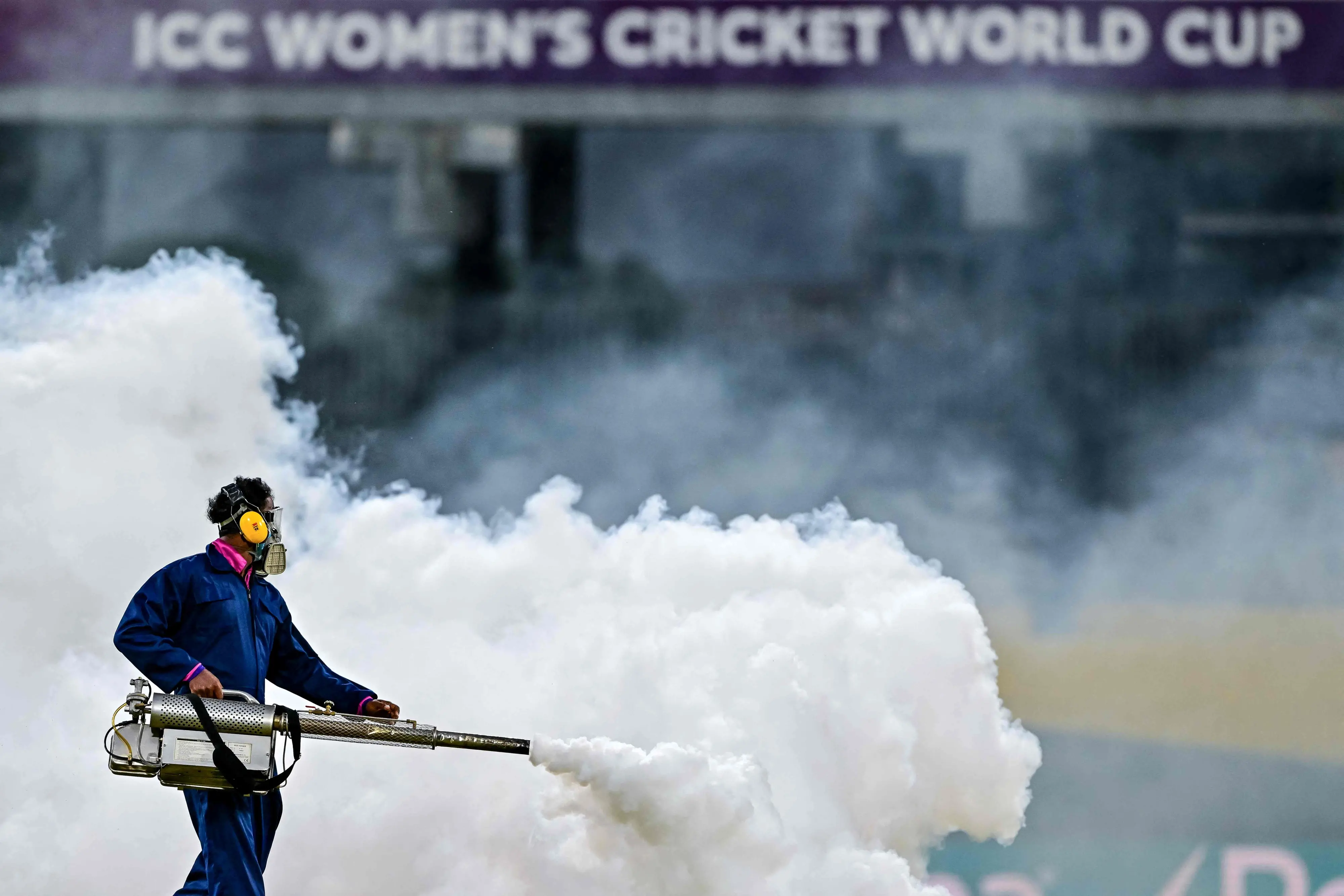 ഗ്രൗണ്ട് സ്റ്റാഫ് മരുന്ന് തളിക്കുന്നു | AFP)