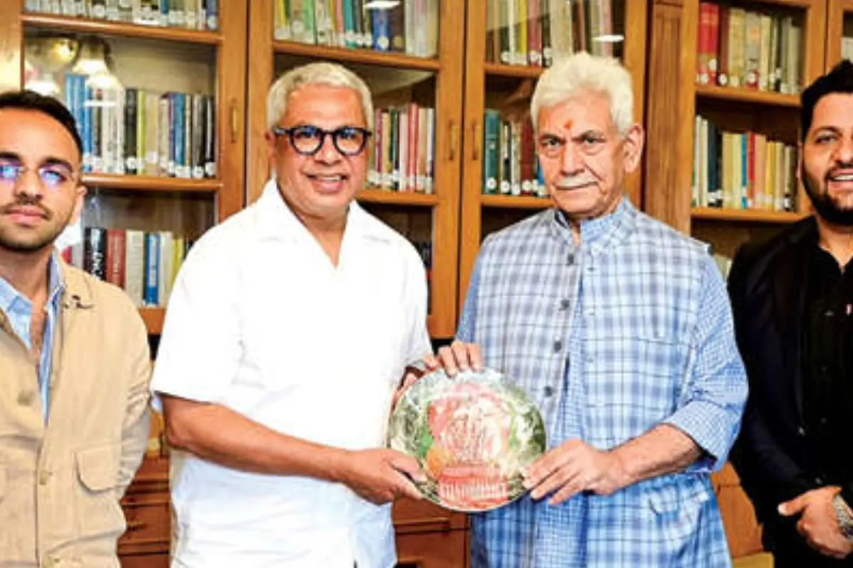 Faizal Kottikollon presents a memento to Jammu and Kashmir Lieutenant Governor Manoj Sinha. UIBC-UC head of Corporate Affairs Kshitij Korde and Faisal and Shabana Foundation Srinagar manager Daniel were also present.