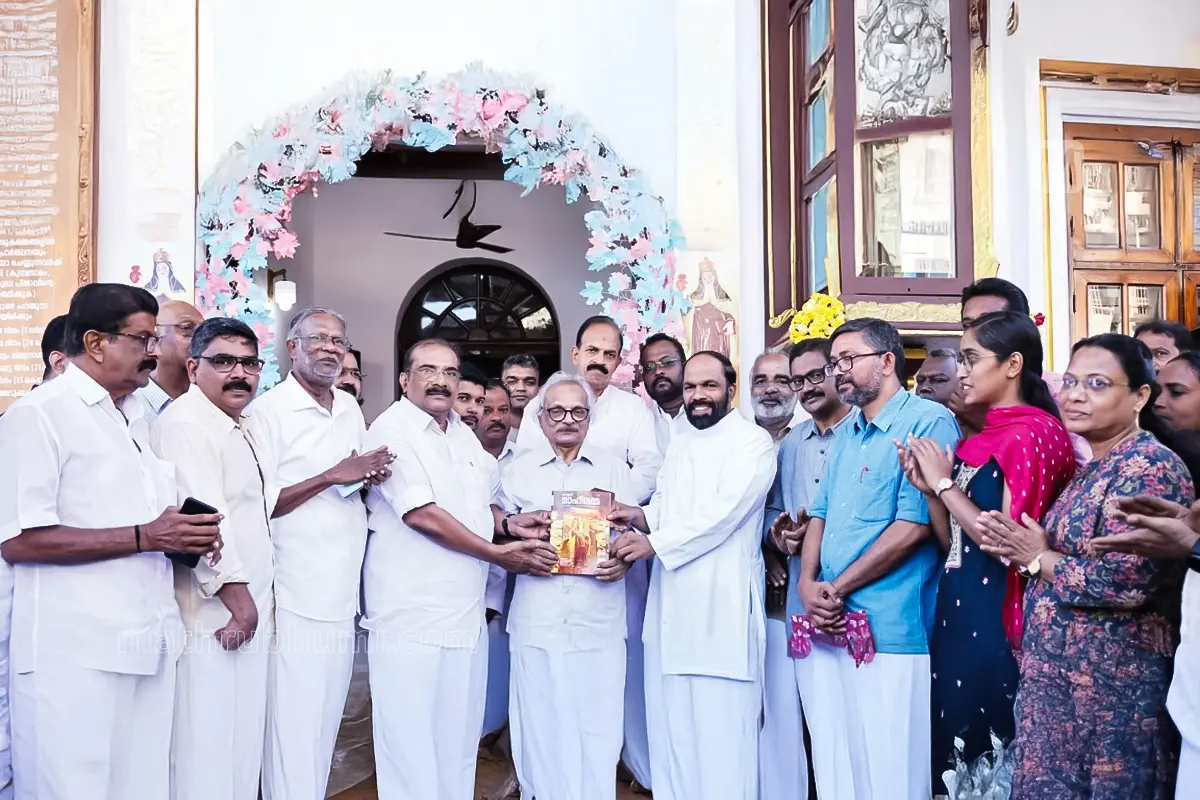 'മാഹീലമ്മ' മാതൃഭൂമി മാഹി തിരുനാൾ പ്രത്യേക പതിപ്പ് എം. മുകുന്ദൻ പ്രകാശനം ചെയ്യുന്നു.