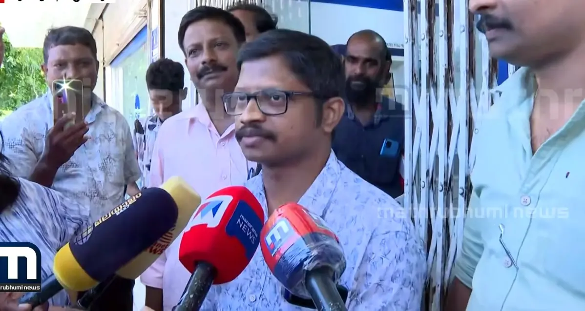 ഓണം ബമ്പര് ഒന്നാം സമ്മാനം ലഭിച്ച തുറവൂര് സ്വദേശി ശരത് എസ്. നായര് | Photo: Screengrab/ MBI News