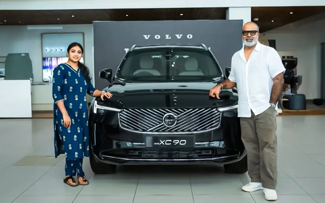 നടൻ ചെമ്പൻ വിനോദ് പുതിയ വോൾവോ XC90-ക്കൊപ്പം | Photo: Facebook/Arjun Venu