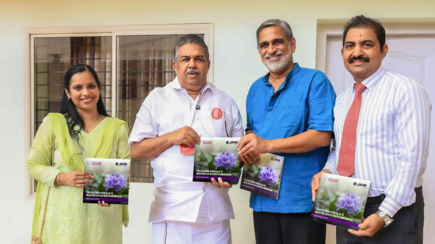 ഫ്യൂച്ചര് കേരളാ മിഷന്റെ ഡിസ്കഷൻ പേപ്പര് മന്ത്രി സജി ചെറിയാൻ പ്രകാശനം ചെയ്യുന്നു